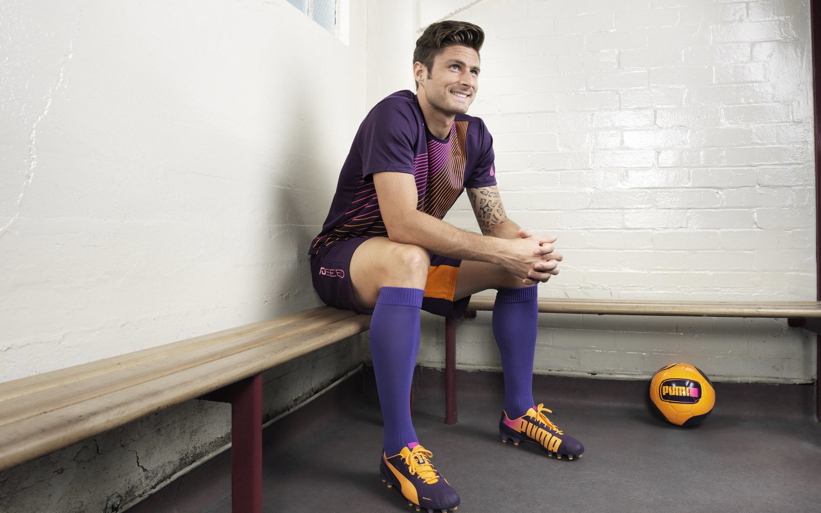 冠军球队球员参与公益拍卖筹款支持基层体育设施，冠军球场