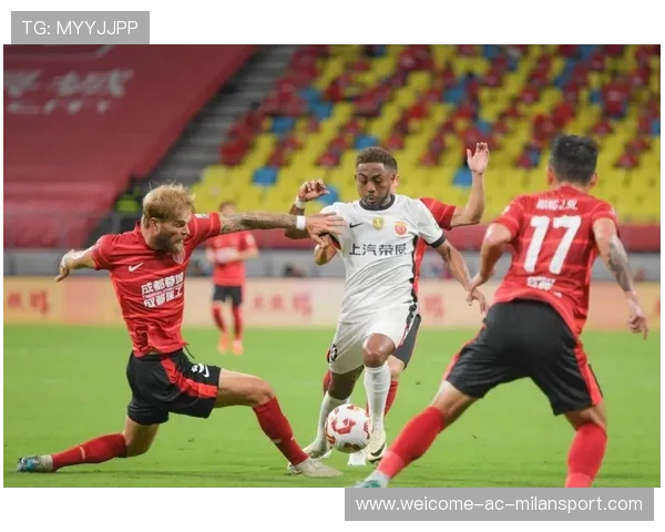 上海海港杨希抢先上脚破坏传中，右路封锁一整场