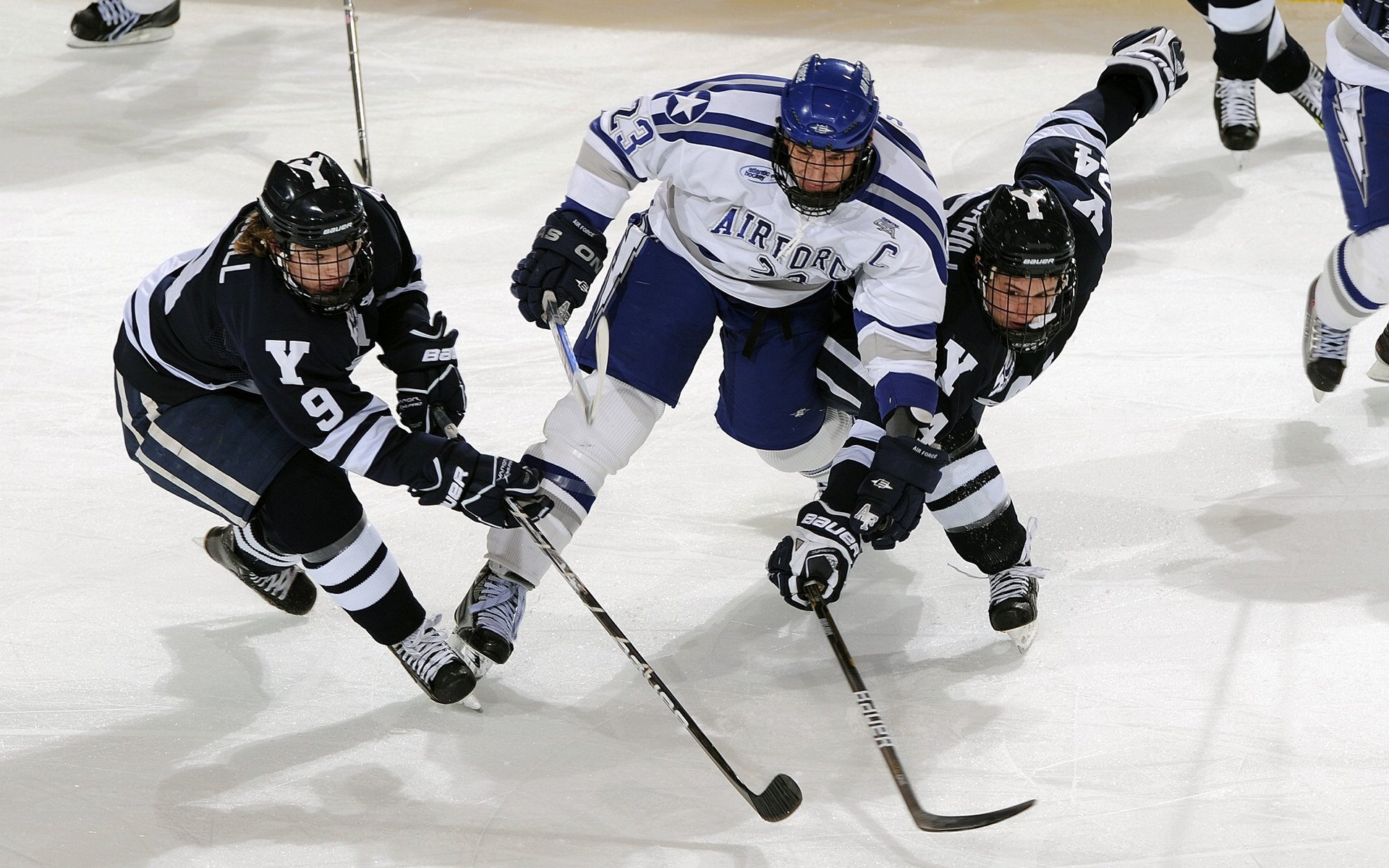 球员在比赛中突破防线贡献关键助攻,球员突破有什么用